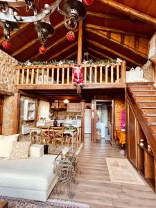 un ampio soggiorno con soffitto in legno di Little Stone Villa a Kírki