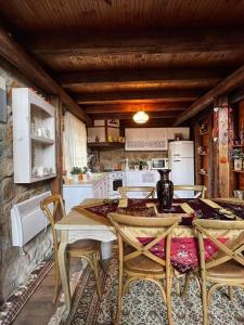 eine Küche mit einem Tisch und Stühlen im Zimmer in der Unterkunft Little Stone Villa in Kírki