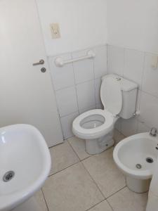 ein weißes Bad mit einem WC und einem Waschbecken in der Unterkunft Mali Departamento in Mendoza