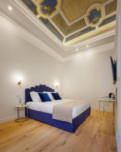 SM Mellini Relais B&B في روما: غرفة نوم بسرير كبير بسقف