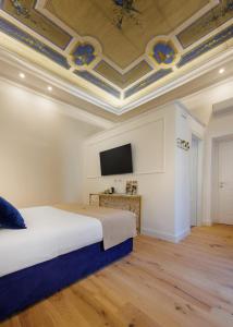 SM Mellini Relais B&B في روما: غرفة نوم بسرير وتلفزيون على سقف