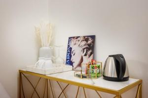 Příslušenství pro přípravu čaje a kávy v ubytování SM Mellini Relais B&B