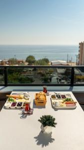 un tavolo con tre piatti di cibo su un balcone di KUMBAĞ ŞEHRİ SARAY APART OTEL a Tekirdağ