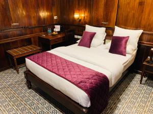 Llit o llits en una habitació de CHERAI LAKE RESORT