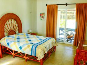 - une chambre avec un lit et une porte donnant sur une terrasse dans l'établissement Hidra luxurious accommodation, à San Benito