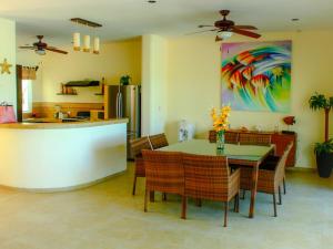 une salle à manger avec une table et des chaises ainsi qu'une cuisine dans l'établissement Hidra luxurious accommodation, à San Benito