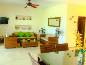 - un salon avec un canapé, des chaises et un ventilateur dans l'établissement Hidra luxurious accommodation, à San Benito