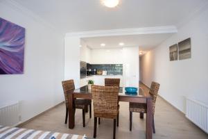 Kuchyňa alebo kuchynka v ubytovaní 1007 Apartamento planta baja Lago San Maurici by homeselectspain