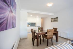 Kuchyňa alebo kuchynka v ubytovaní 1007 Apartamento planta baja Lago San Maurici by homeselectspain