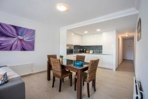 Kuchyňa alebo kuchynka v ubytovaní 1007 Apartamento planta baja Lago San Maurici by homeselectspain