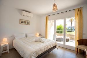 Posteľ alebo postele v izbe v ubytovaní 1007 Apartamento planta baja Lago San Maurici by homeselectspain