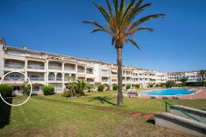 Bazén v ubytovaní 1007 Apartamento planta baja Lago San Maurici by homeselectspain alebo v jeho blízkosti