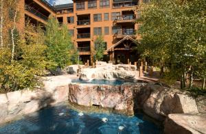Bazén v ubytování The Springs Condominiums by Keystone Resort nebo v jeho okolí
