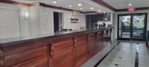 a bar in a restaurant with a counter top at HomeTowne Studios by Red Roof Egg Harbor-Atlantic City Airport in Egg Harbor Township