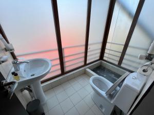 La salle de bains est pourvue d'un lavabo et de toilettes. dans l'établissement Hotel Old Tbilisi 5 rooms, à Tbilissi