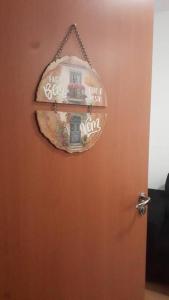una puerta con una foto de una casa en ella en APT A 10 MIN DA CIDADE DE PENEDO en Resende