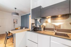 Kuchyňa alebo kuchynka v ubytovaní Appartement Anatha - Welkeys + 4 fotografie