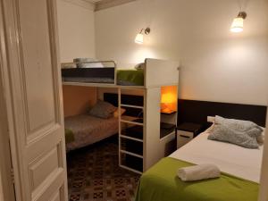 Postel nebo postele na pokoji v ubytování Big Apartment Barcelona Gran via