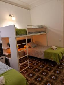 バルセロナにあるBig Apartment Barcelona Gran viaの小さなお部屋で、二段ベッド2組が備わります。