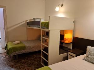 Postel nebo postele na pokoji v ubytování Big Apartment Barcelona Gran via