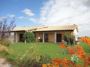 une maison avec une cour fleurie dans l'établissement Agriturismo Colle d' Oro, à Pescia Romana