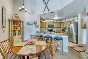 eine Küche mit einem Tisch und Stühlen sowie einem Kühlschrank in der Unterkunft Revett Retreat in Breckenridge