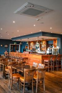Lounge nebo bar v ubytování McLoughlins Of Mulranny