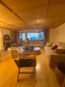een woonkamer met een bank en een tafel bij 3 bedroom luxury appartment in Klosters