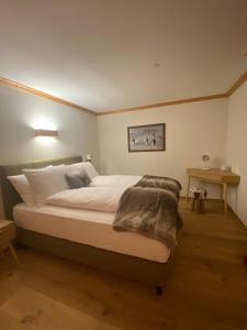 ein Schlafzimmer mit einem großen Bett und einem Tisch in der Unterkunft 3 bedroom luxury appartment in Klosters