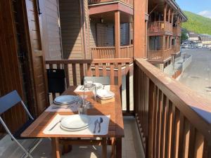 阿貝托內的住宿－Casa Dalja，房屋阳台的木桌