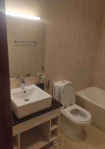 e bagno con lavandino, servizi igienici e vasca. di Beautiful Master Bedroom in shared apartment ad Ajman