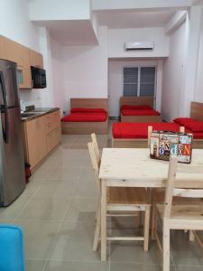 a kitchen and dining room with a table and chairs at Apartamento para Viajeros 3 in Yabucoa