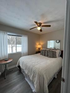 una camera con letto e ventilatore a soffitto di Breezeway Bay - Waterfront Full House a Wisconsin Dells