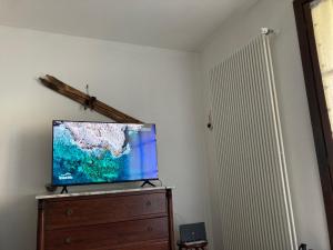 TV de pantalla plana en la parte superior de un tocador en Casa Dalja, en Abetone