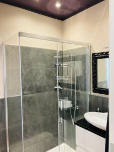 uma casa de banho com um chuveiro e um lavatório. em BILOCALE_TORINO_DELUXE em Turim