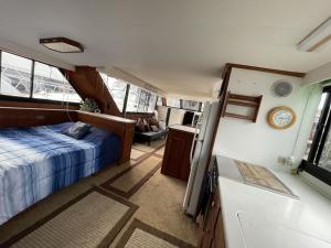 un dormitorio de un barco con una cama en él en 50ft Stationary House Boat, 