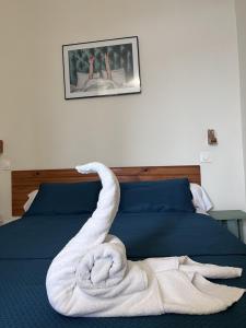 ein weißes Handtuch auf dem Bett in der Unterkunft Résidence Thalassum in Bourbonne-les-Bains