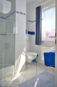 La salle de bains est pourvue d'une douche, de toilettes et d'un lavabo. dans l'établissement "Haus Landblick" Haus Landblick Whg Turmzimmer, à Büsumer Deichhausen