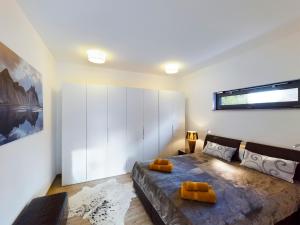 سرير أو أسرّة في غرفة في Apartmenthaus mit Wallbox für E-Pkw
