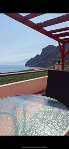 a hot tub with a view of the ocean at ApartamentosPlaya_Hermigua in Hermigua