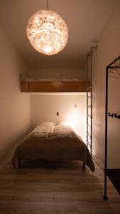 1 dormitorio con litera y luz en Broncks Apartment 1, en Tórshavn