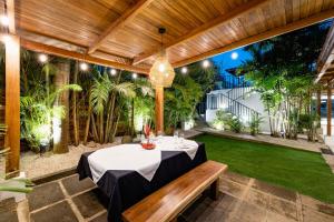 Cafe Playa Negra Hotel外面的花园