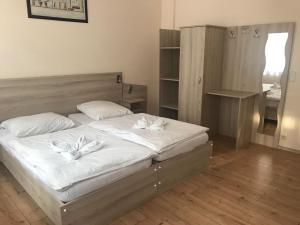 ein Schlafzimmer mit einem Bett mit zwei weißen Kissen in der Unterkunft Kölner Pension in Köln