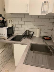 A kitchen or kitchenette at The Whistling Rabbi Még 16 kép