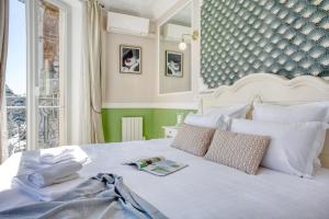 a bedroom with a white bed with a green wall at Charmant 100m2 avec 3CH - Romantique Centre Ville in Paris