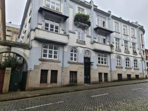 波尔图Casinhas no Carolina - Hostel的街边的一栋白色大楼