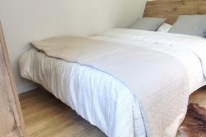 Una cama o camas en una habitación de ATTIC 7 24 fotos más