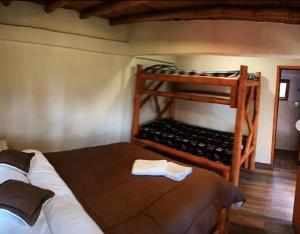 - une chambre avec un lit et des lits superposés en bois dans l'établissement Quinta de Fagua, à Sutatausa