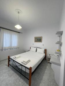 A bed or beds in a room at Captain Stavros