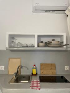 A kitchen or kitchenette at Captain Stavros